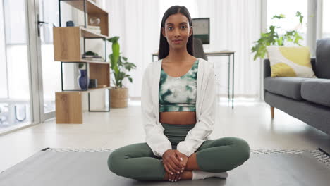 yoga, fitness y ejercicio con una mujer entrenando