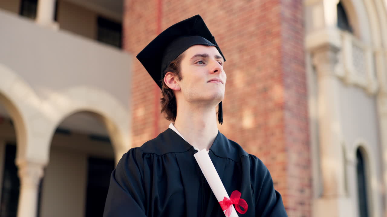 Uomo felice, studente e che pensa alla laurea.