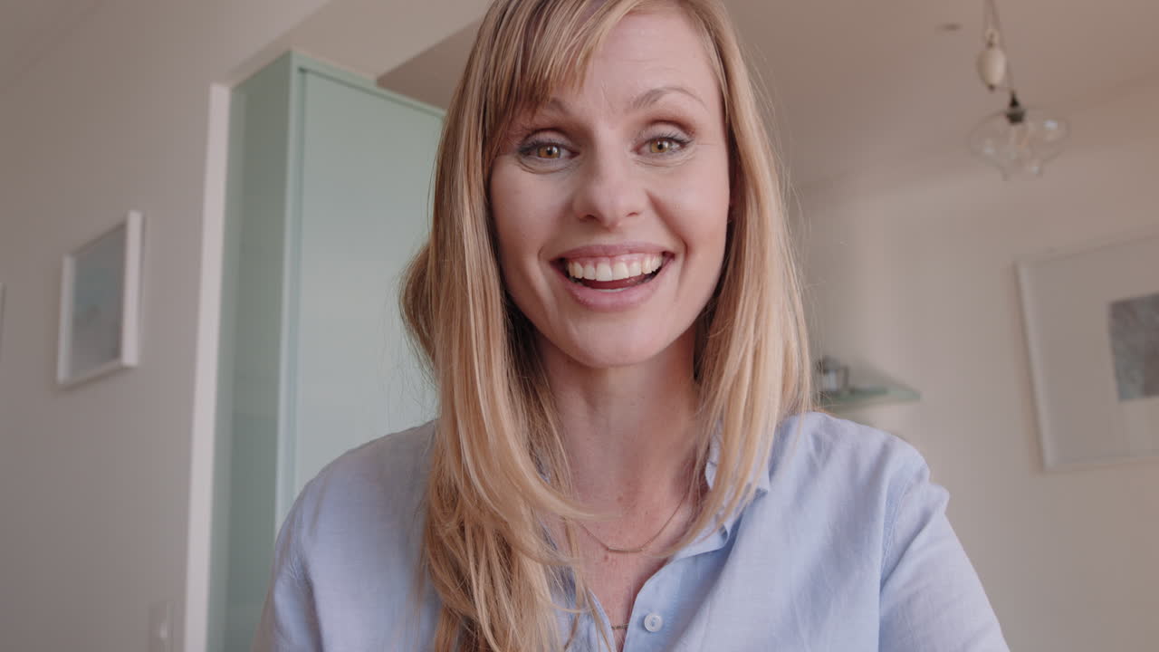 mujer hermosa teniendo video chat usando cámara web en casa mostrando su peinado hablando con un amigo compartiendo un estilo de vida emocionante disfrutando de la comunicación en línea en pantalla horizontal