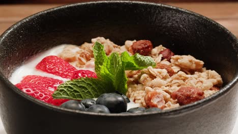 yoghurt parfait con granola y bayas