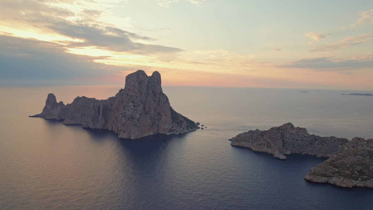 Le isole rocciose di Es Vedrà al largo della costa durante il tramonto a Ibiza, Spagna