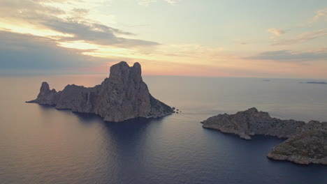 Frente-A-La-Costa-De-Las-Islas-Rocosas-De-Es-Vedrà-Durante-La-Puesta-De-Sol-En-Ibiza,-España