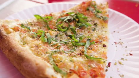 Rebanada-De-Pizza-Margherita-De-Masa-Fermentada-Con-Tomate,-Queso-Y-Albahaca-En-Un-Plato-De-Papel