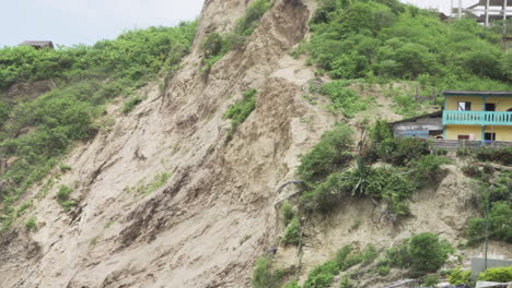 Estructura-En-Acantilado-Costero-Con-Pájaros-Volando-Durante-El-Día-En-Puerto-Lopez,-Ecuador