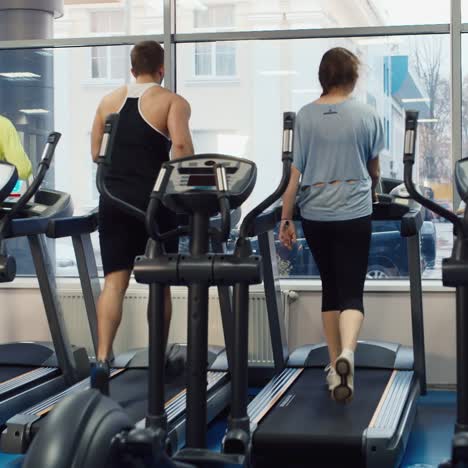 un grupo de personas entrena en cintas de correr 1