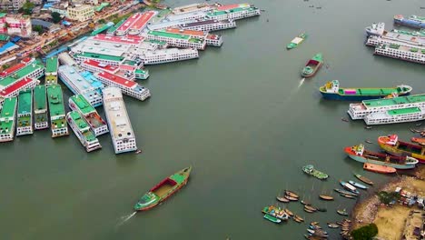 vista aérea de barcos y embarcaciones sobre el astillero a lo largo del río buriganga en el puerto de la ciudad de dhaka, bangladesh