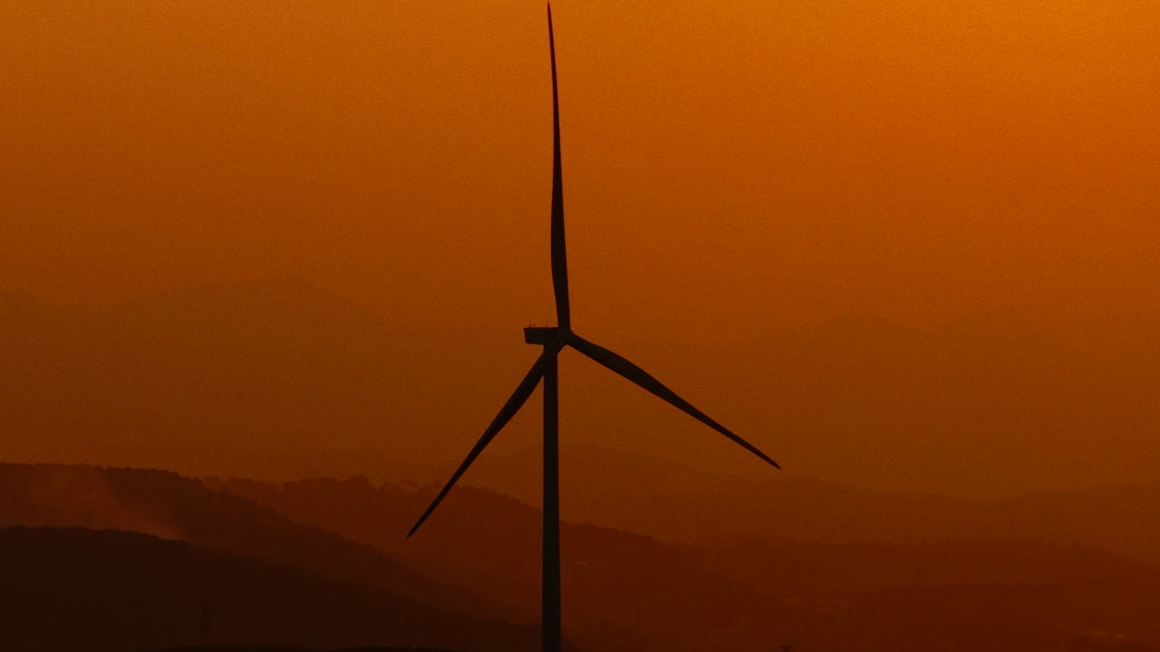 해가 지면 풍력 터빈