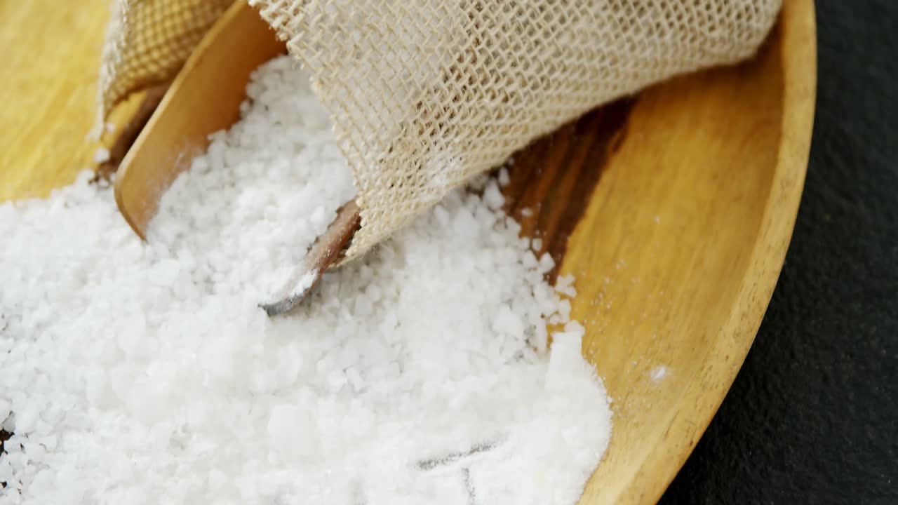 palabra de sal en un plato de madera 4k