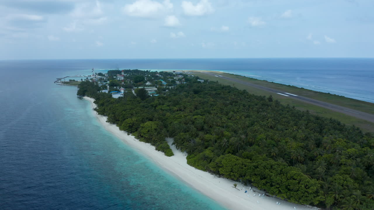 hermosa vista de la isla dharavandhoo con playas blancas y aguas cristalinas en las maldivas