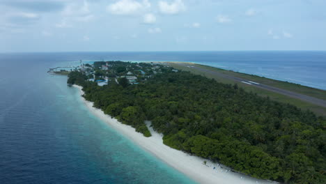 Schöne-Aussicht-Auf-Die-Insel-Dharavandhoo-Mit-Weißen-Stränden-Und-Kristallklarem-Wasser-Auf-Den-Malediven