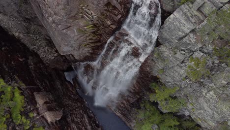 Video-En-Cámara-Lenta-De-La-Cascada-Juvfossen-En-El-Sur-De-Noruega