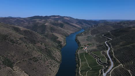 Vista-Aérea-Del-Asombroso-Río-Tua-En-El-Norte-De-Portugal-Rodeado-De-Montañas-Y-Viñedos