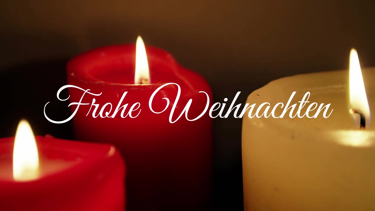 Animation des Weihnachtsgrußtextes „Frohe Weihnachten“ über Kerzen