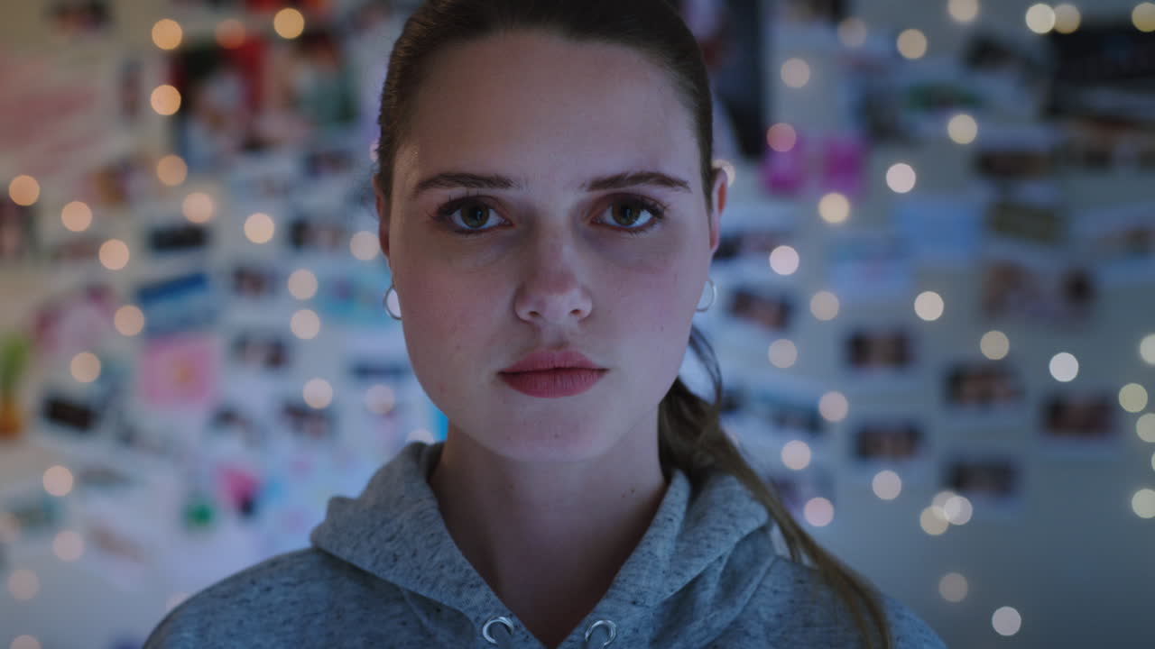 retrato de una hermosa adolescente con aspecto confiado adolescente en casa adolescente concepto de autoimagen 4k metraje