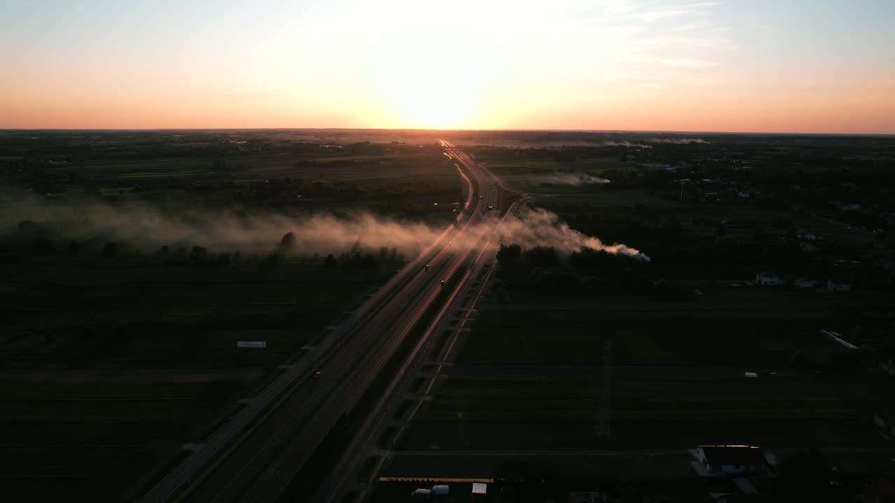 puesta de sol sobre la autopista en polonia