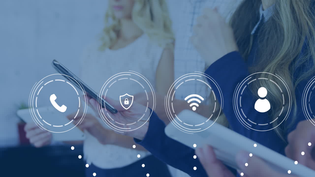 animación de la red de conexiones a través de una mujer de negocios caucásica que usa un teléfono inteligente