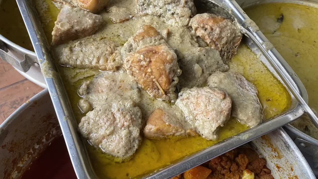 alejar la toma de curry de pescado y otra comida tradicional en un evento