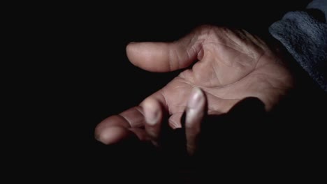 hombre rezando a dios con las manos juntas hombre caribeño rezando con fondo negro metrajes