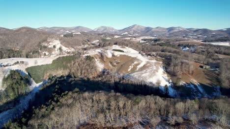 cordillera aérea de invierno cerca de boone nc con montaña de serpiente en segundo plano