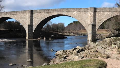 Potarch-Brücke,-Mittlere-Nahaufnahme-Bei-Strahlendem-Frühlingssonnenschein