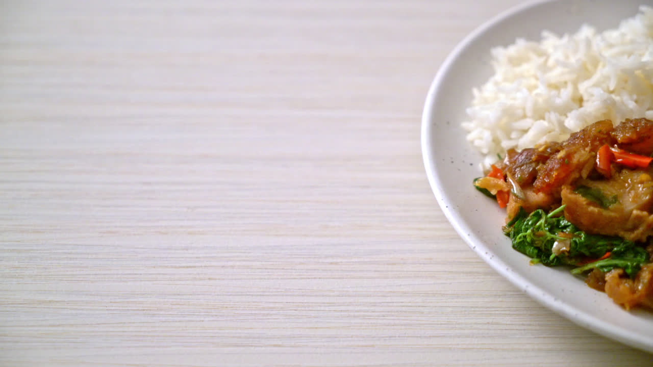 바삭한 삼겹살 볶음밥과 바질 밥 - 아시아 현지 길거리 음식 스타일