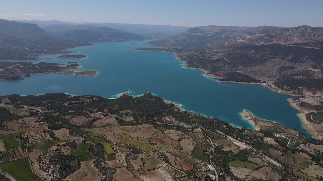 산들 사이의 호수, 도시 고속도로 풍경, 농업 및 숲의 연못의 드론