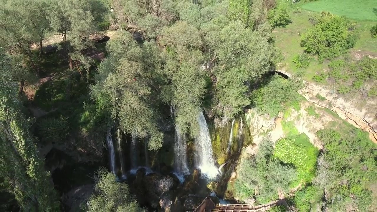 Vista aerea di una cascata panoramica circondata da alberi verdi lussureggianti