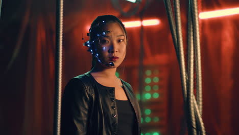 una mujer cyberpunk con una máscara de rostro brillante