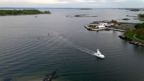 Barco-En-El-Sonido-De-Long-Island