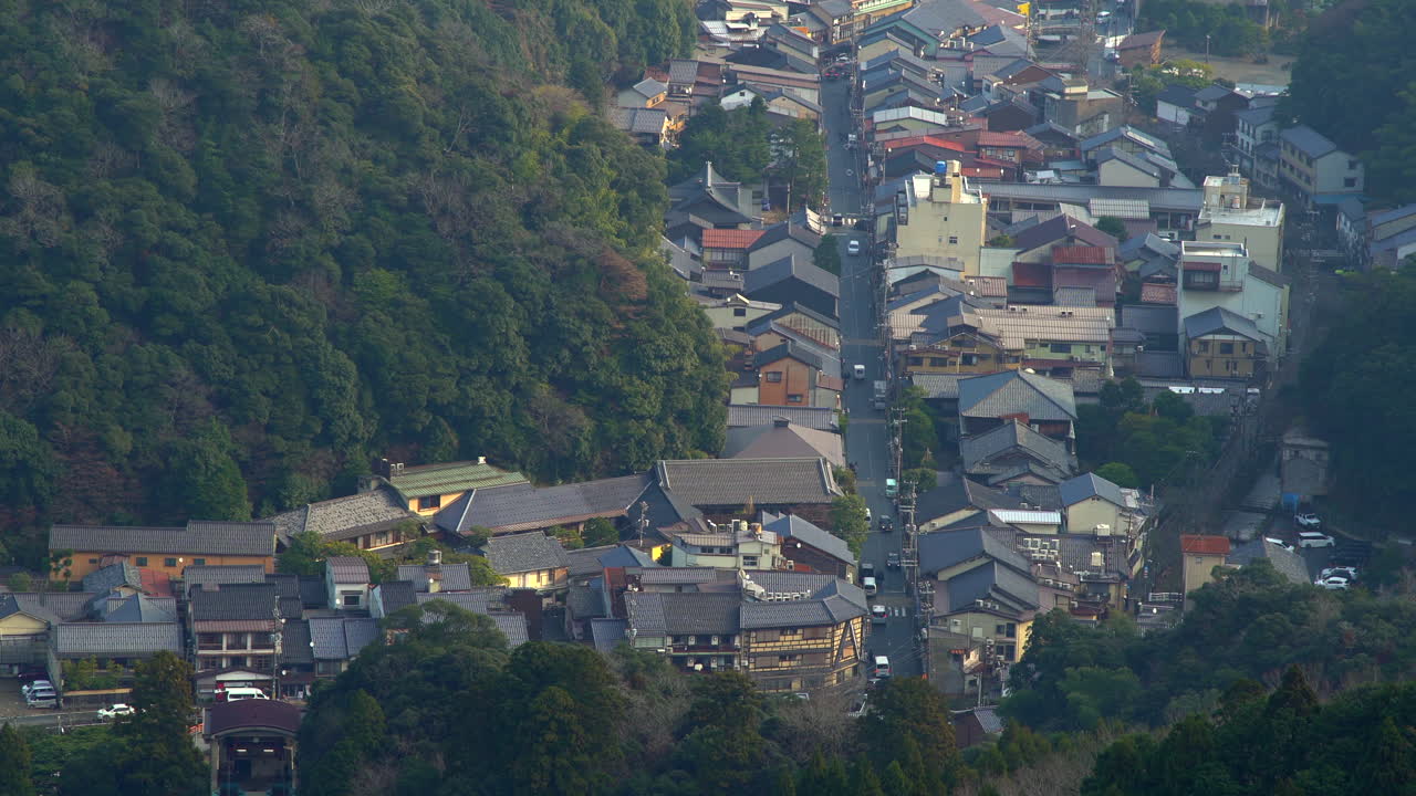 Vista ad angolo elevato dell'architettura tradizionale in legno e delle strette vie nel quartiere occidentale superiore di Kinosaki Onsen. Filmato nella prefettura di Hyogo, Giappone