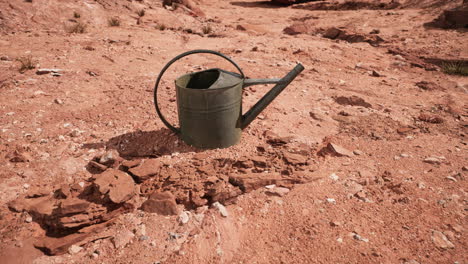 lata de bebida en el desierto de arena y rocas