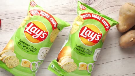 lay's cream & onion potato chips