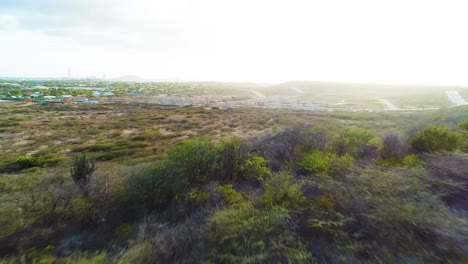 Ein-Lufttransportwagen-über-Der-Ökoregion-Trockenes,-Trockenes-Gestrüpp-Zeigt-Ein-Neues-Gebäude-Am-Rande-Der-Curacao-Wüste