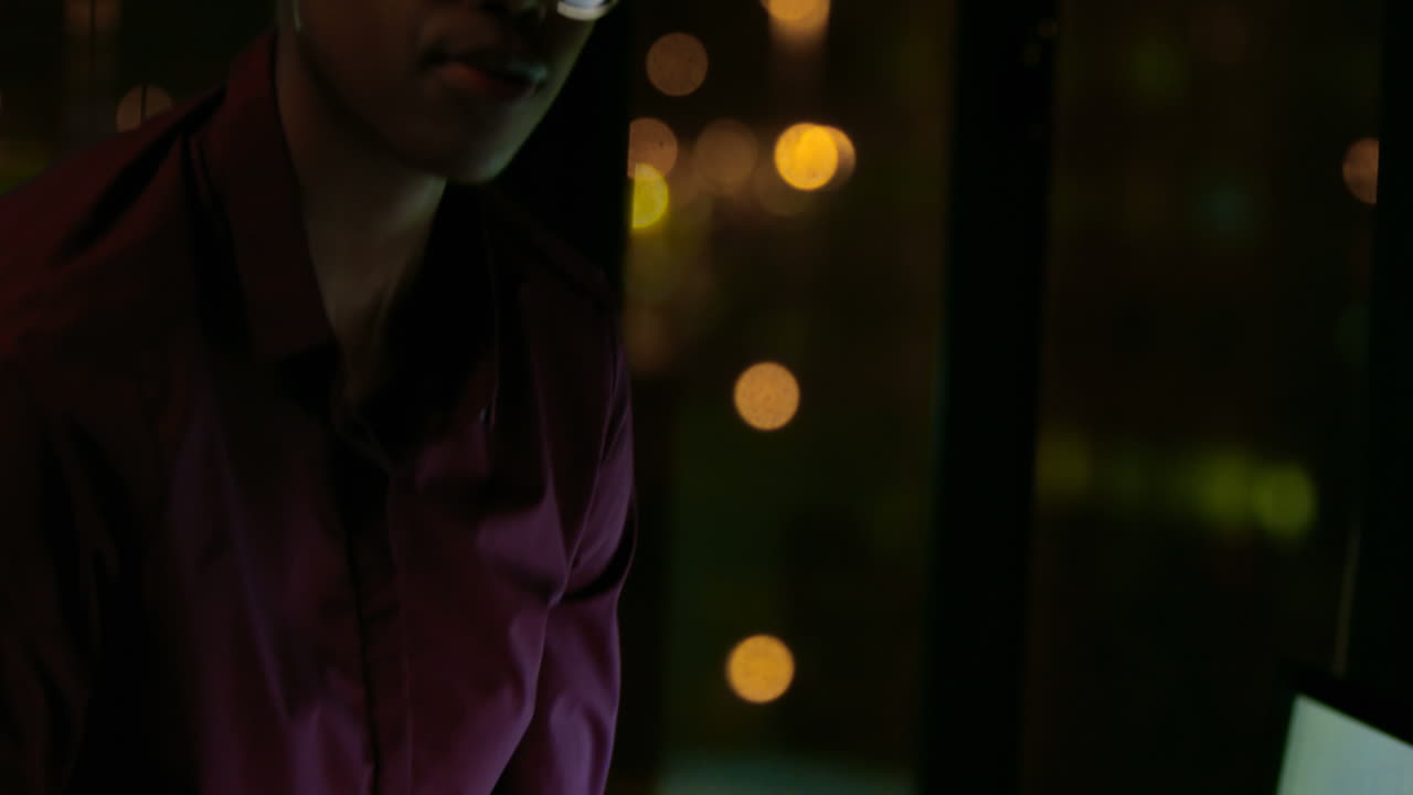 여성 임원 4k 테이블에서 일하고 있습니다.