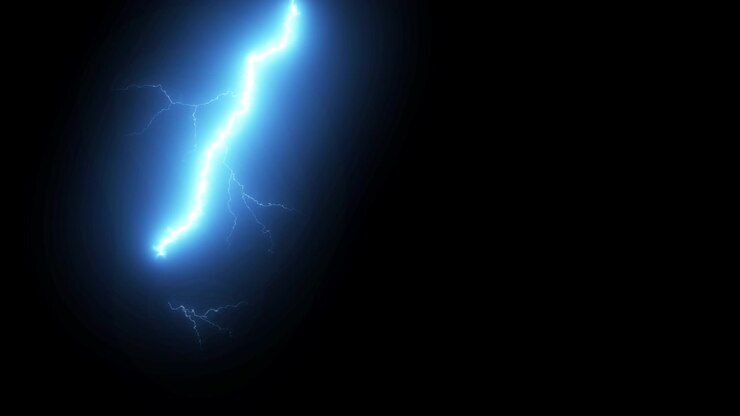 Fulmine blu elettrico dinamico che attraversa uno sfondo scuro