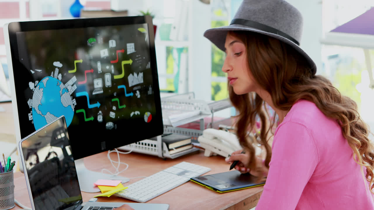 diseñadora gráfica que trabaja en el escritorio 4k