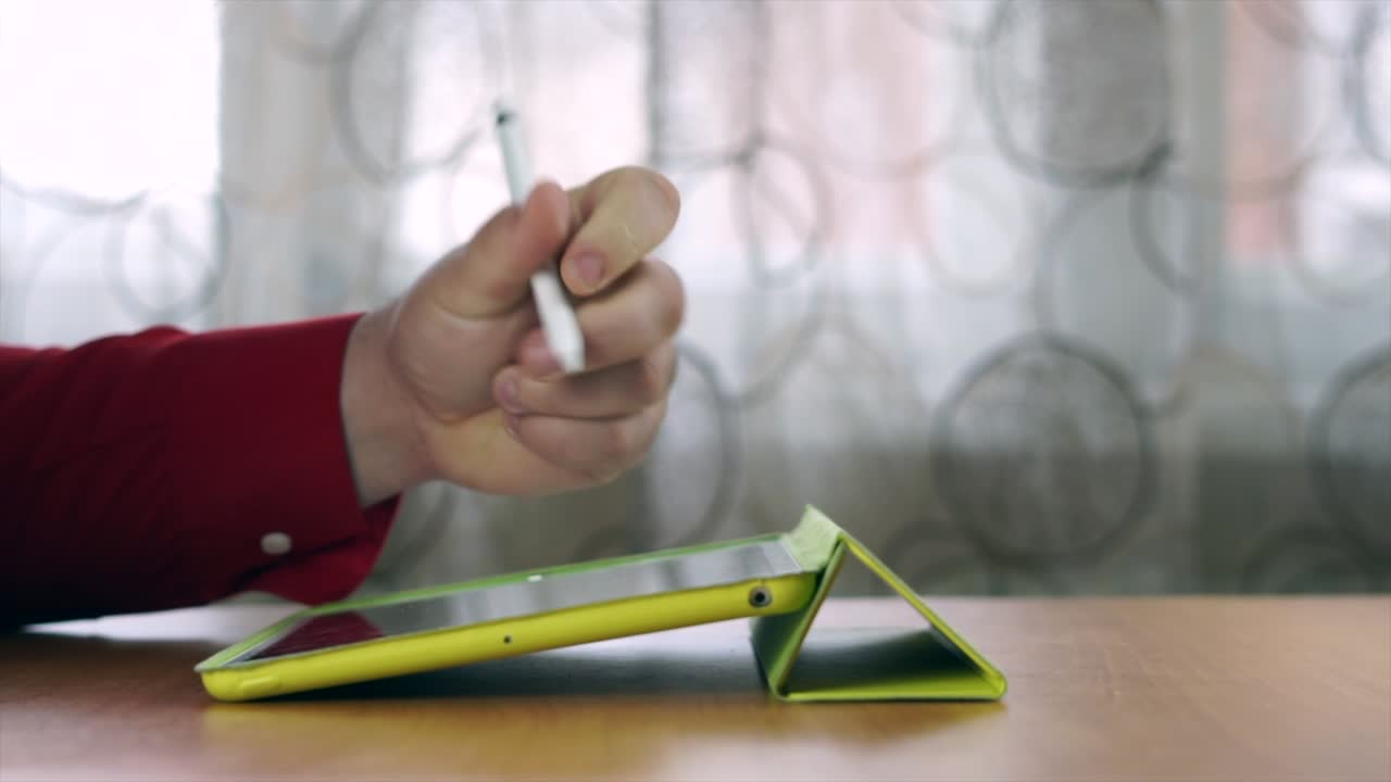 joven diseñador gráfico asiático trabajando en computadora y dibujando tableta digital en el estudio de la oficina.