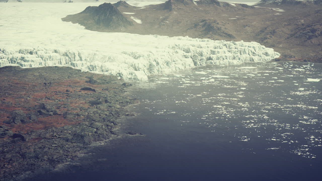 남극 해변의 큰 빙하  ⁇ 은 여름 오후