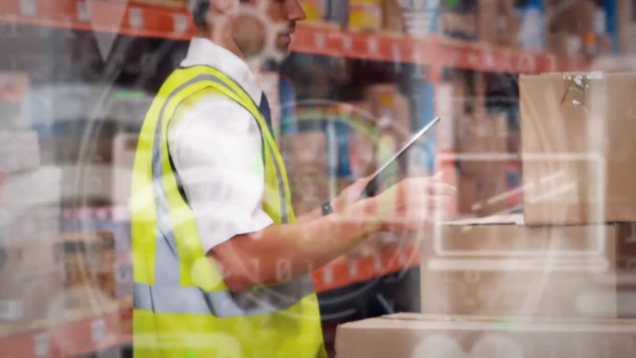 animación de iconos digitales y escaneo de alcance sobre el hombre usando tableta en el almacén