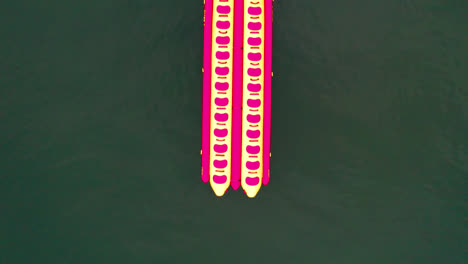 vista aérea de pájaro de arriba hacia abajo volando sobre coloridos botes bananeros vacíos y lanchas rápidas en la costa de ubatuba