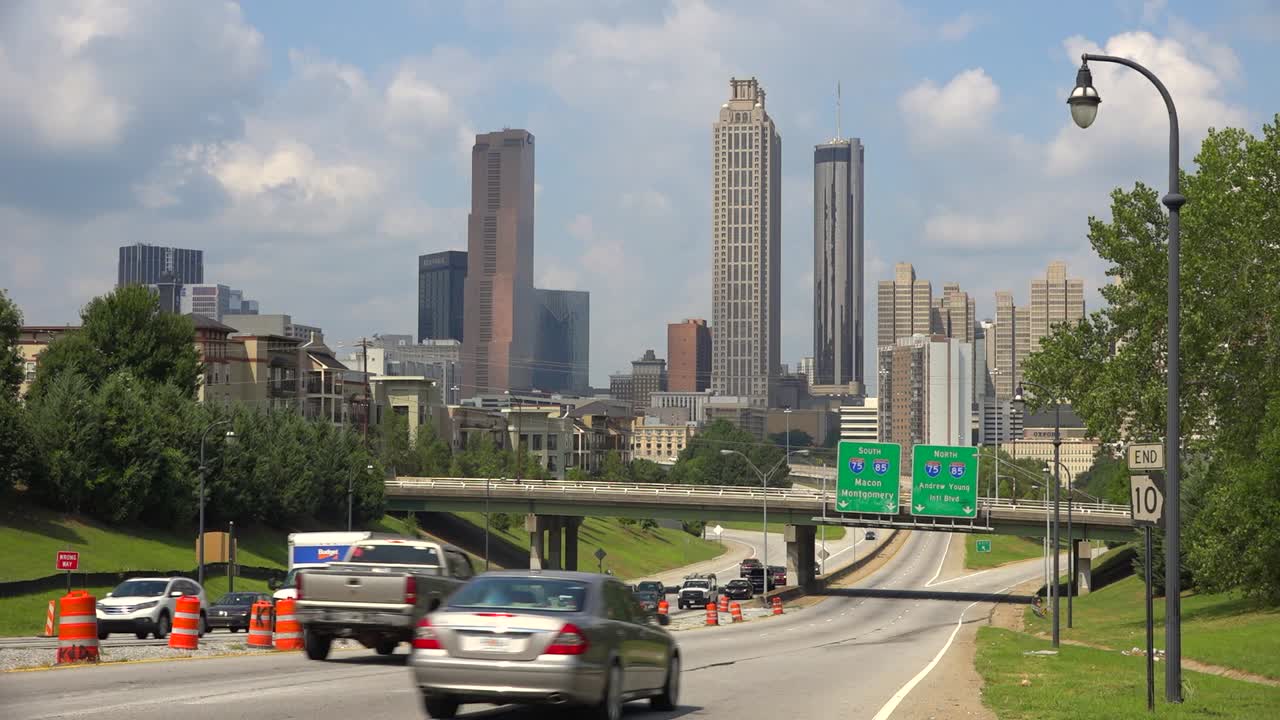 멀리 애틀랜타 조지아 스카이라인이 있는 고속도로의 도로 전망