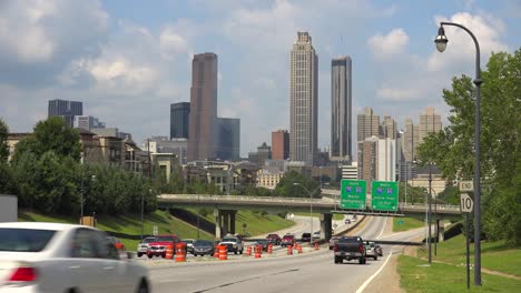 Vista-De-La-Carretera-De-Las-Autopistas-Con-El-Horizonte-De-Atlanta,-Georgia-Distante