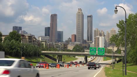 vista de la carretera de las autopistas con el horizonte de atlanta georgia distante
