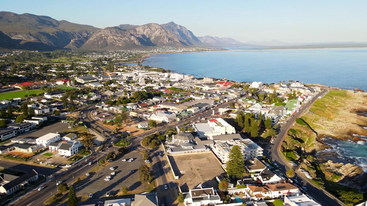 Città costiera di Hermanus e meta di vacanza che si affaccia su Walker Bay, vista aerea