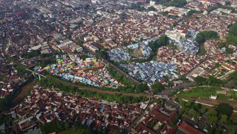 ciudad superpoblada de malang, áreas densamente pobladas en indonesia, un país en desarrollo, imágenes aéreas de drones 4k