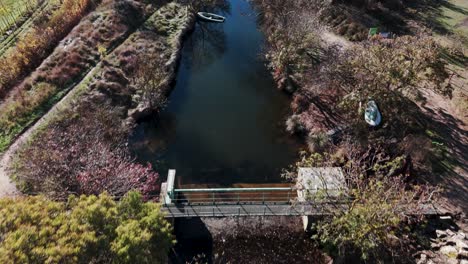 Luftaufnahme-über-Den-Kleinen-Seekanal-Des-Etang-De-L&#39;Or-Pointe-Bérange,-Der-Durch-Das-Grasland-Südfrankreichs-Fließt