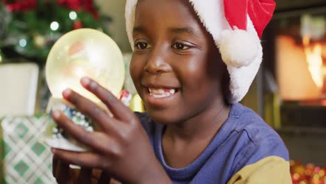 Feliz-Niño-Afroamericano-Con-Globo-De-Nieve