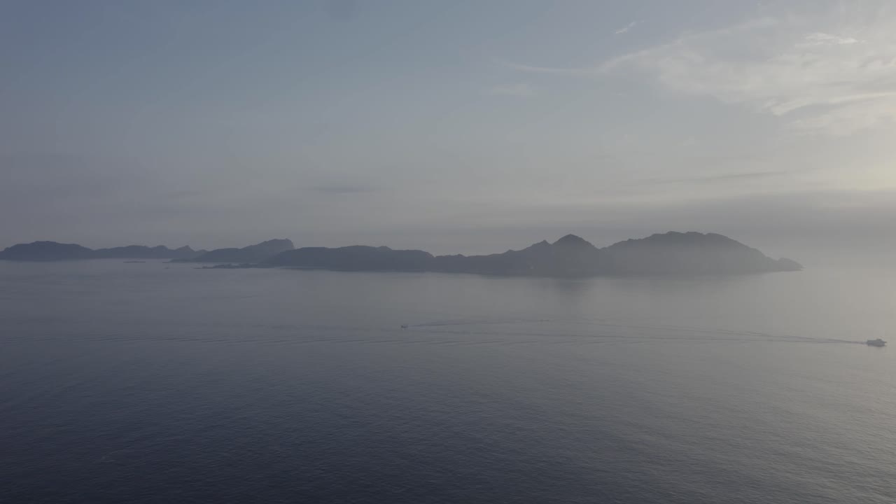 스페인 갈리시아에 안개가 낀 시스 섬 - 공중 드론 샷