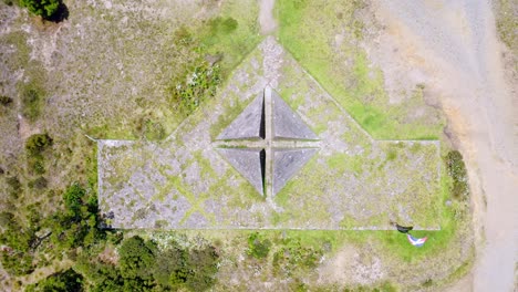 antena de arriba hacia abajo que se eleva sobre la pirámide de valle nuevo en república dominicana