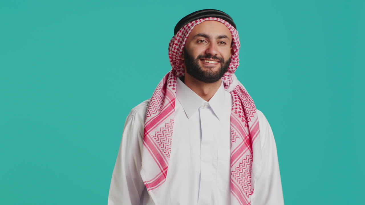 hombre confiado muestra como firmar en el estudio